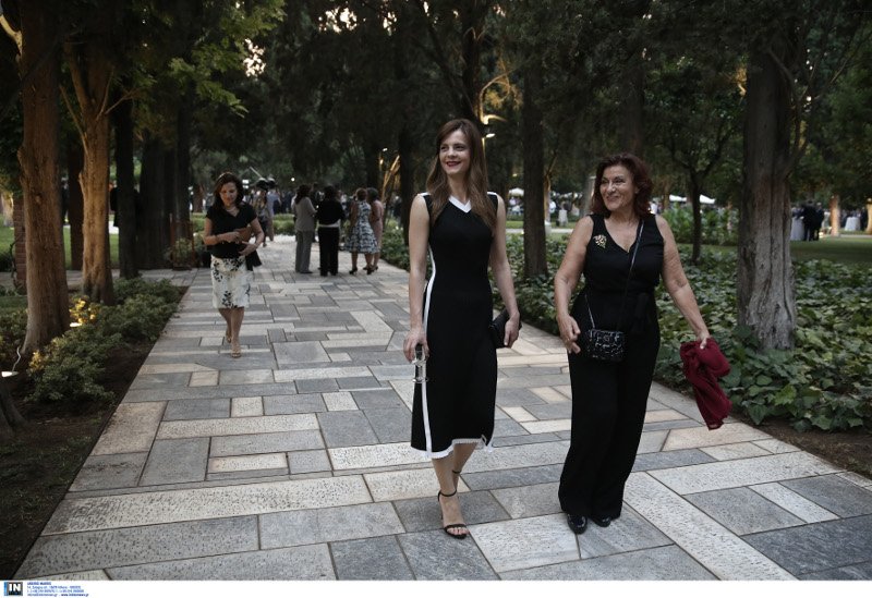 Η Κατερίνα Μάρκου στα κόκκινα, οι κυρίες με τα μαύρα και οι βουλευτίνες με τα έξαλλα ντυσίματα -Ολα όσα έγιναν χθες στους κήπους του Προεδρικού Μεγάρου [εικόνες] | iefimerida.gr 12