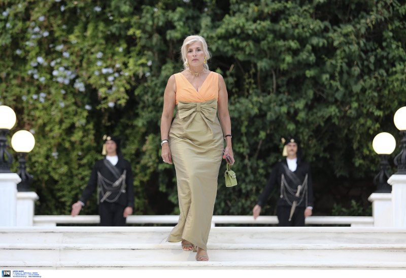 Η Κατερίνα Μάρκου στα κόκκινα, οι κυρίες με τα μαύρα και οι βουλευτίνες με τα έξαλλα ντυσίματα -Ολα όσα έγιναν χθες στους κήπους του Προεδρικού Μεγάρου [εικόνες] | iefimerida.gr 6