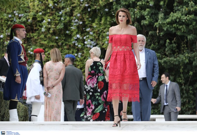 Η Κατερίνα Μάρκου στα κόκκινα, οι κυρίες με τα μαύρα και οι βουλευτίνες με τα έξαλλα ντυσίματα -Ολα όσα έγιναν χθες στους κήπους του Προεδρικού Μεγάρου [εικόνες] | iefimerida.gr 2