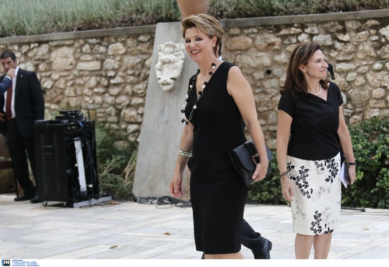 Η Κατερίνα Μάρκου στα κόκκινα, οι κυρίες με τα μαύρα και οι βουλευτίνες με τα έξαλλα ντυσίματα -Ολα όσα έγιναν χθες στους κήπους του Προεδρικού Μεγάρου [εικόνες] | iefimerida.gr 18