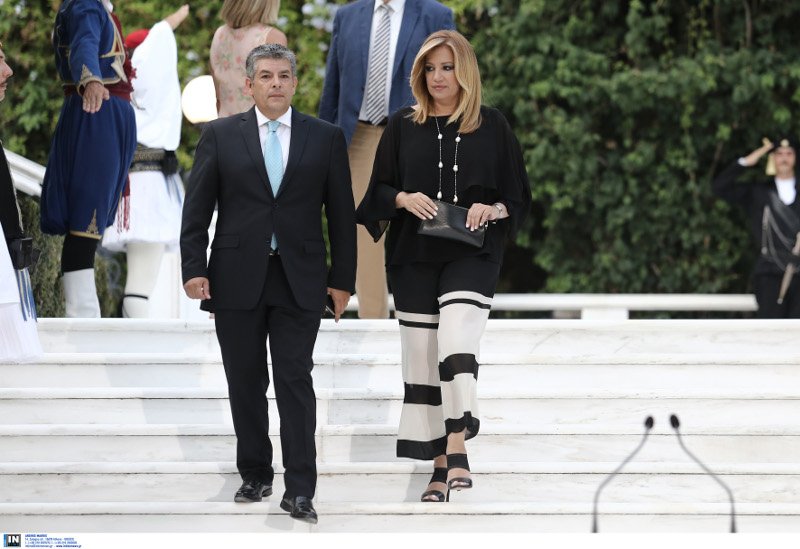 Η Κατερίνα Μάρκου στα κόκκινα, οι κυρίες με τα μαύρα και οι βουλευτίνες με τα έξαλλα ντυσίματα -Ολα όσα έγιναν χθες στους κήπους του Προεδρικού Μεγάρου [εικόνες] | iefimerida.gr 20