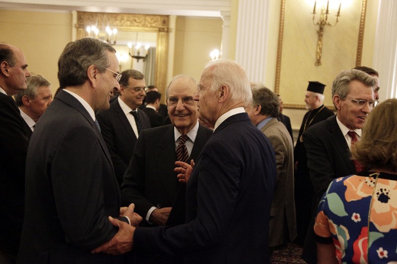Δεξίωση στο Προεδρικό προς τιμήν του Μπάιντεν: Το «πηγαδάκι» Σαμαρά-Παπανδρέου, η ανταλλαγή γραβάτας Μπάιντεν- Κουίκ [εικόνες] | iefimerida.gr 5