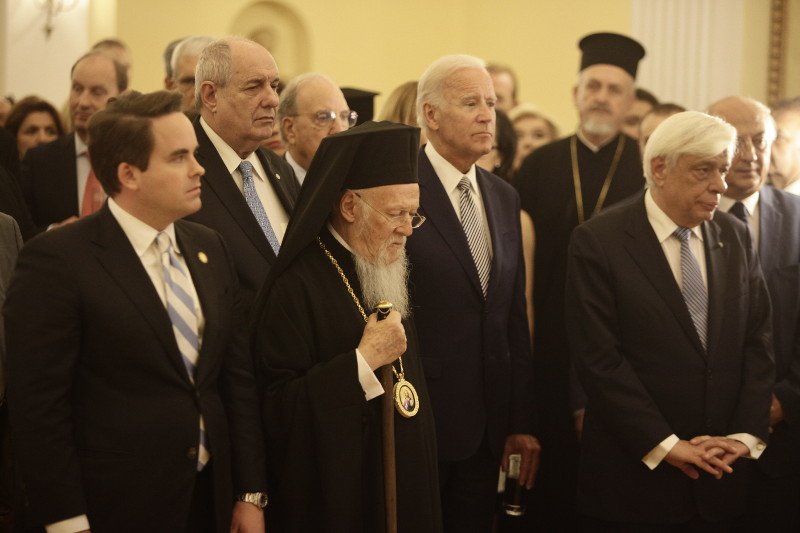 Δεξίωση στο Προεδρικό προς τιμήν του Μπάιντεν: Το «πηγαδάκι» Σαμαρά-Παπανδρέου, η ανταλλαγή γραβάτας Μπάιντεν- Κουίκ [εικόνες] | iefimerida.gr 1