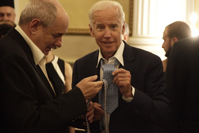 Δεξίωση στο Προεδρικό προς τιμήν του Μπάιντεν: Το «πηγαδάκι» Σαμαρά-Παπανδρέου, η ανταλλαγή γραβάτας Μπάιντεν- Κουίκ [εικόνες] | iefimerida.gr 4