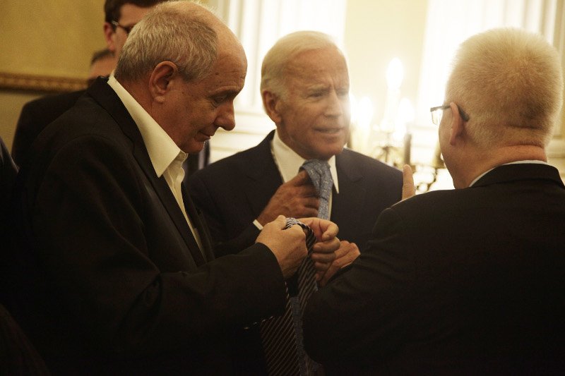 Δεξίωση στο Προεδρικό προς τιμήν του Μπάιντεν: Το «πηγαδάκι» Σαμαρά-Παπανδρέου, η ανταλλαγή γραβάτας Μπάιντεν- Κουίκ [εικόνες] | iefimerida.gr 2