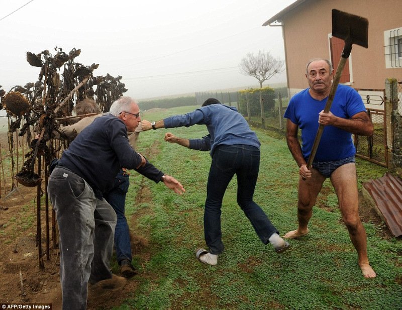 Ο πνιγμός του μικρού Αϊλάν και το φουστάνι της Ριάνα -Οι δυο όψεις του κόσμου το 2015 [εικόνες] | iefimerida.gr 12