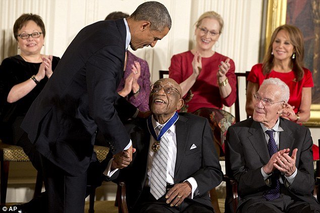 Μέριλ Στριπ, Στίβι Γουόντερ και Ιζαμπέλ Αλιέντε βραβεύτηκαν από τον Ομπάμα με το Μετάλλιο της Ελευθερίας [βίντεο & εικόνες] | iefimerida.gr 10