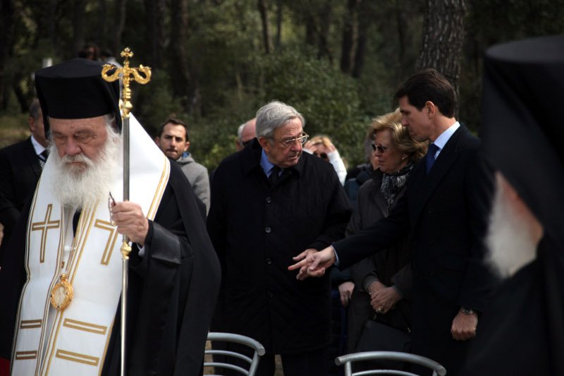Με μπαστούνι και υποβασταζόμενος από τον γιο του πήγε στο Τατόι ο Γλίξμπουργκ για το μνημόσυνο των γονέων του [εικόνες] | iefimerida.gr 0