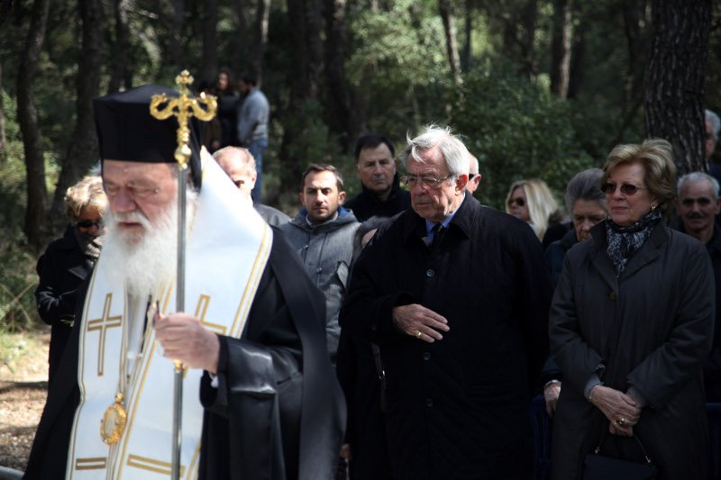 Με μπαστούνι και υποβασταζόμενος από τον γιο του πήγε στο Τατόι ο Γλίξμπουργκ για το μνημόσυνο των γονέων του [εικόνες] | iefimerida.gr 1