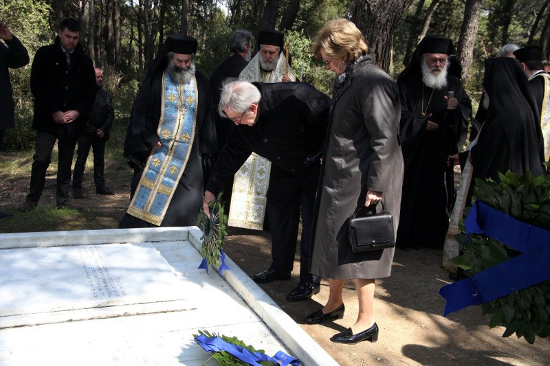 Με μπαστούνι και υποβασταζόμενος από τον γιο του πήγε στο Τατόι ο Γλίξμπουργκ για το μνημόσυνο των γονέων του [εικόνες] | iefimerida.gr 2