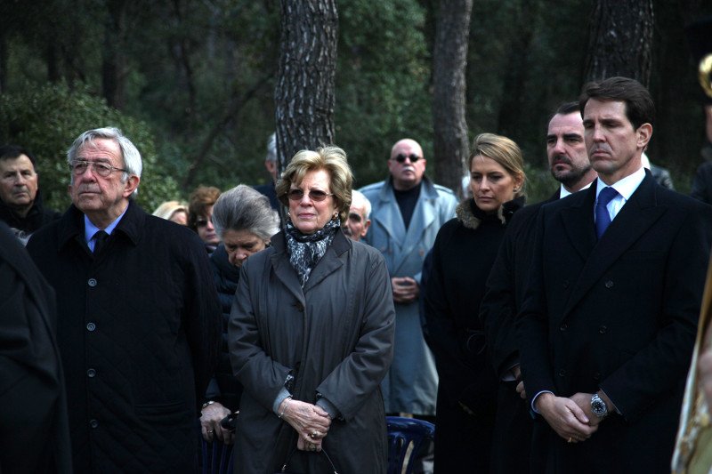 Με μπαστούνι και υποβασταζόμενος από τον γιο του πήγε στο Τατόι ο Γλίξμπουργκ για το μνημόσυνο των γονέων του [εικόνες] | iefimerida.gr 3