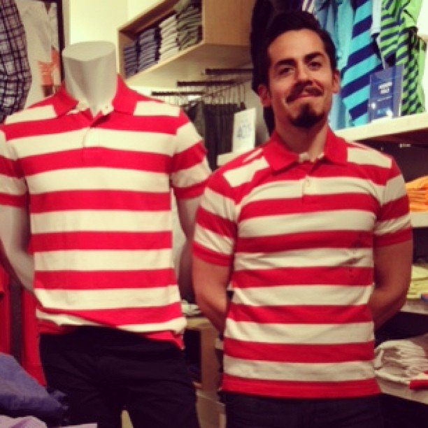 Αυτός ο άντρας βρήκε τον πιο δημιουργικό τρόπο για να περνάει η ώρα του όσο ψωνίζει η κοπέλα του [εικόνες]  | iefimerida.gr 5