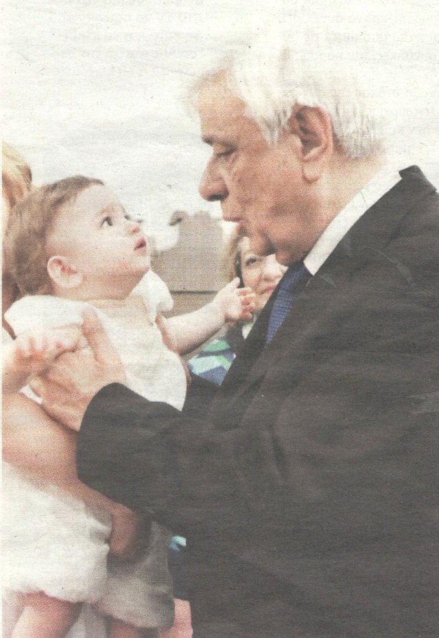 Ο Προκόπης Παυλόπουλος βάφτισε την εγγονή του [εικόνες] | iefimerida.gr 1