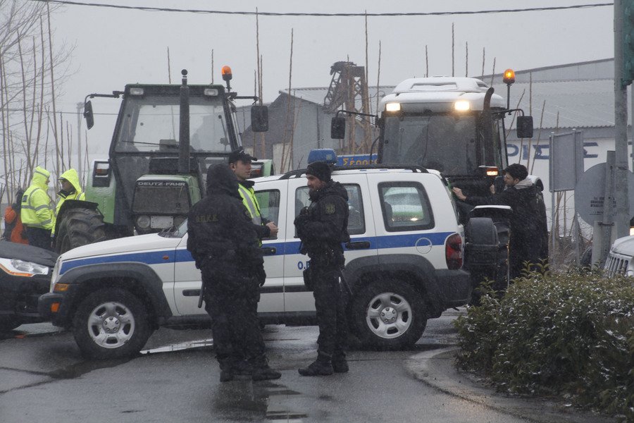 Μπλόκο της αστυνομίας στους αγρότες που ήθελαν να φτάσουν στον Προμαχώνα [εικόνες] | iefimerida.gr 0