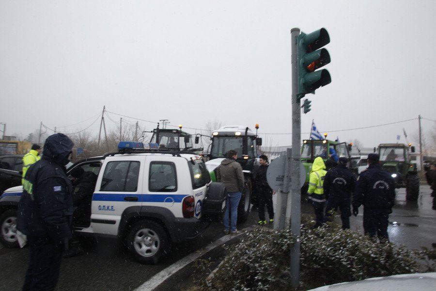 Μπλόκο της αστυνομίας στους αγρότες που ήθελαν να φτάσουν στον Προμαχώνα [εικόνες] | iefimerida.gr 1