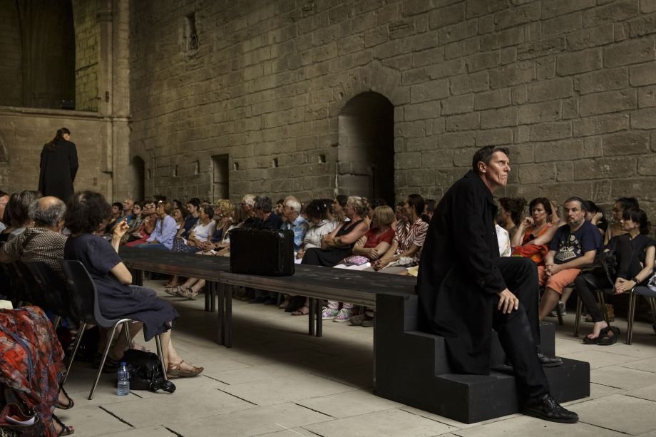 Ο αιρετικός Ολιβιέ Πυ στήνει πασαρέλα στη Μικρή Επίδαυρο και παρουσιάζει Αισχύλο [εικόνες]  | iefimerida.gr 0