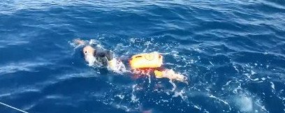 Ο άνδρας που θα κολυμπήσει όλο τον Σαρωνικό! Ξεκίνησε τον διάπλου [εικόνες] | iefimerida.gr 4