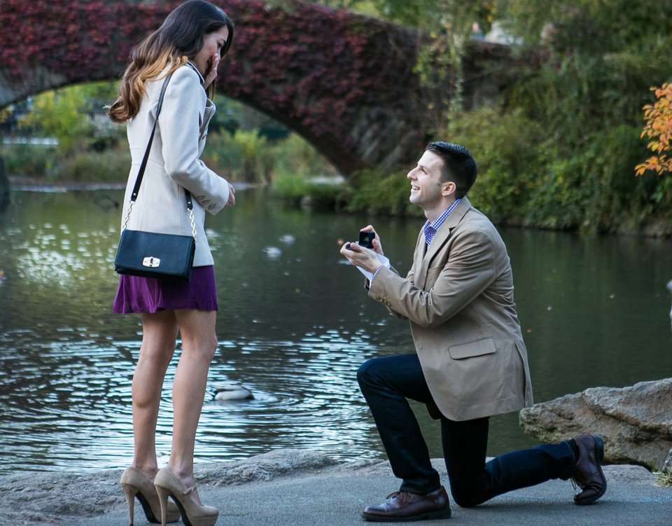 Ο φωτογράφος της αγάπης: Ο άνθρωπος που παραμονεύει σε πάρκα και απαθανατίζει προτάσεις γάμου [εικόνες] | iefimerida.gr 0