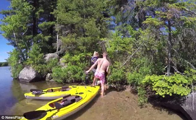 H πρόταση γάμου σε ένα θαμμένο μπουκάλι ευχών που έγινε viral [εικόνες & βίντεο] | iefimerida.gr 0