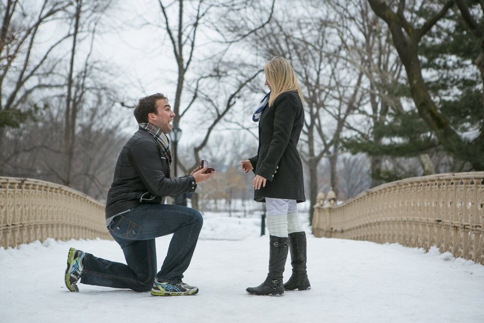 Ο φωτογράφος της αγάπης: Ο άνθρωπος που παραμονεύει σε πάρκα και απαθανατίζει προτάσεις γάμου [εικόνες] | iefimerida.gr 1