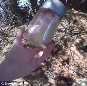 H πρόταση γάμου σε ένα θαμμένο μπουκάλι ευχών που έγινε viral [εικόνες & βίντεο] | iefimerida.gr 1