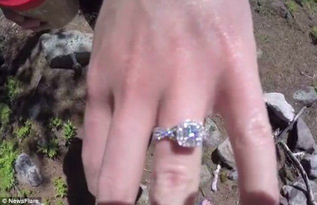 H πρόταση γάμου σε ένα θαμμένο μπουκάλι ευχών που έγινε viral [εικόνες & βίντεο] | iefimerida.gr 4