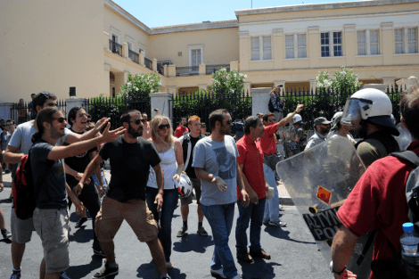 Χάος στο κέντρο της Αθήνας - Χημικά και προσαγωγές στα Προπύλαια - Εκλεισαν τα καταστήματα | iefimerida.gr 0
