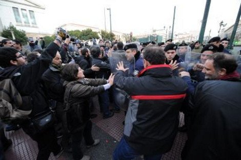 Eνταση μεταξύ διαδηλωτών και ΜΑΤ στα Προπύλαια στις διαμαρτυρίες κατά της ανάληψης της προεδρίας[εικόνες] | iefimerida.gr 0