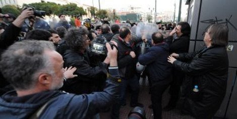 Eνταση μεταξύ διαδηλωτών και ΜΑΤ στα Προπύλαια στις διαμαρτυρίες κατά της ανάληψης της προεδρίας[εικόνες] | iefimerida.gr 1