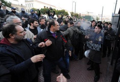 Eνταση μεταξύ διαδηλωτών και ΜΑΤ στα Προπύλαια στις διαμαρτυρίες κατά της ανάληψης της προεδρίας[εικόνες] | iefimerida.gr 2