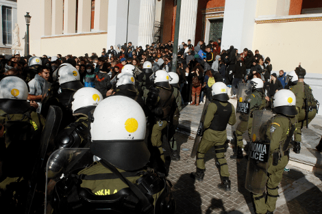 Απάντηση Δένδια σε ΣΥΡΙΖΑ για την επέμβαση της ΕΛ.ΑΣ. στα Προπύλαια: Ο,τι και να λέτε οι κουκούλες θα πέσουν [εικόνες] | iefimerida.gr 1