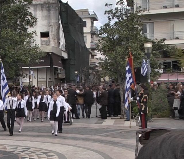 Αγανακτισμένος πολίτης φασκελώνει με πάθος την εξέδρα των επισήμων και συλλαμβάνεται -«Θόλωσα όταν τους είδα» [εικόνες&βίντεο] | iefimerida.gr 0