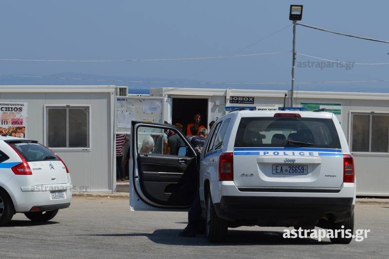 Χίος: Ελληνες μοίρασαν την εφημερίδα «Sine Patria» σε καταυλισμό -3 συλλήψεις [εικόνες] | iefimerida.gr 1