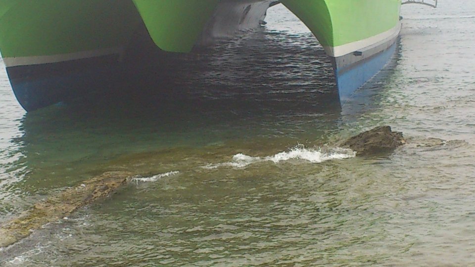 Καταμαράν προσάραξε στην Τήνο λόγω ομίχλης [εικόνες] | iefimerida.gr 2