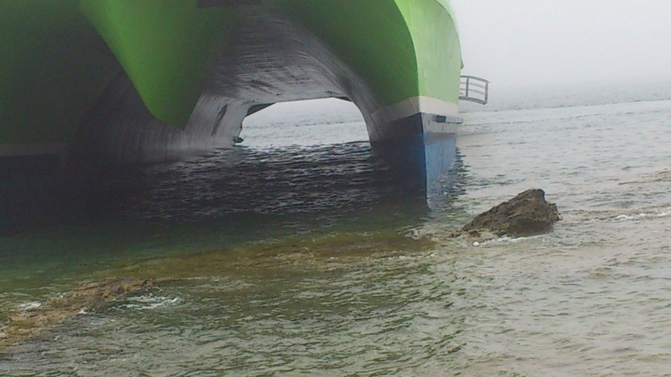 Καταμαράν προσάραξε στην Τήνο λόγω ομίχλης [εικόνες] | iefimerida.gr 3