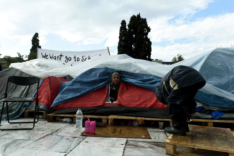 «Mama Merkel, open the doors!» -Πρόσφυγες έκαναν πορεία έξω από τη γερμανική πρεσβεία στην Αθήνα | iefimerida.gr 1