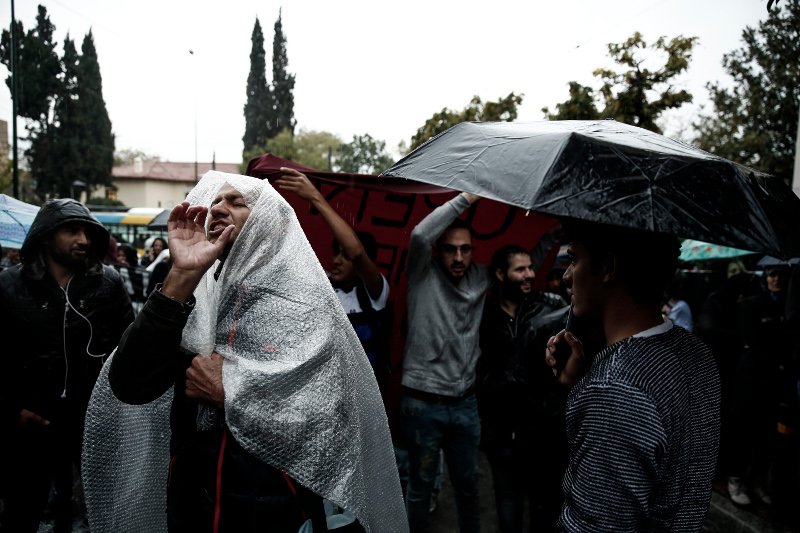 «Mama Merkel, open the doors!» -Πρόσφυγες έκαναν πορεία έξω από τη γερμανική πρεσβεία στην Αθήνα | iefimerida.gr 2