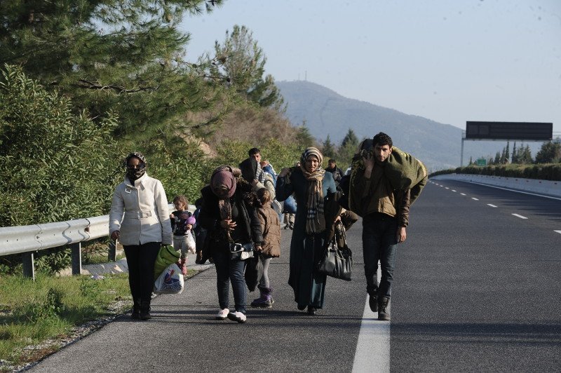 Πρόσφυγες ξεκίνησαν με τα πόδια από τα Τέμπη για την Ειδομένη - Συγκινητικές εικόνες | iefimerida.gr 6
