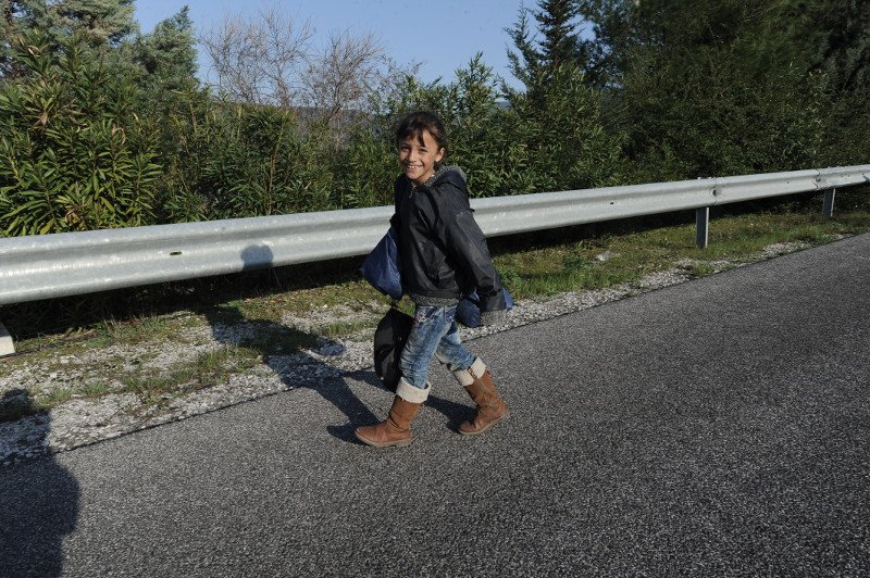 Πρόσφυγες ξεκίνησαν με τα πόδια από τα Τέμπη για την Ειδομένη - Συγκινητικές εικόνες | iefimerida.gr 5