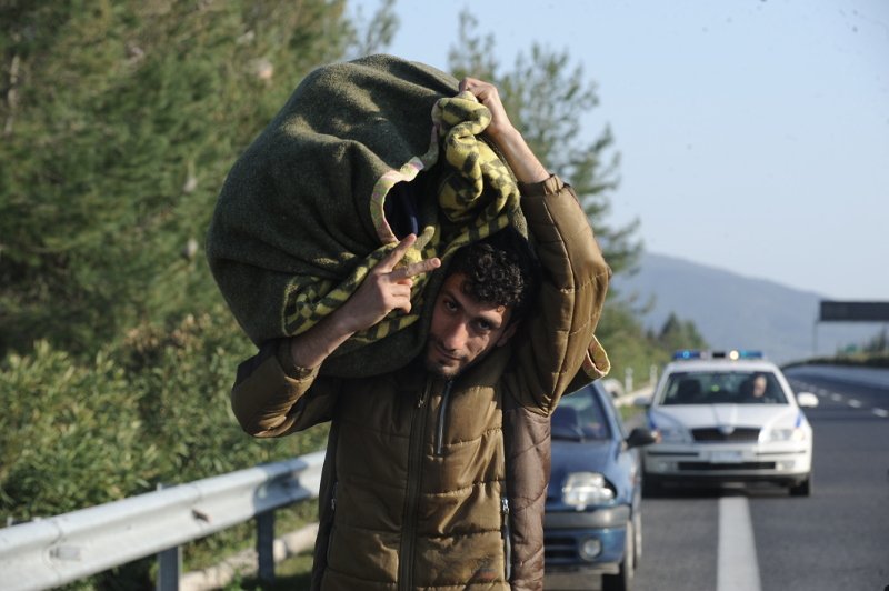 Πρόσφυγες ξεκίνησαν με τα πόδια από τα Τέμπη για την Ειδομένη - Συγκινητικές εικόνες | iefimerida.gr 3