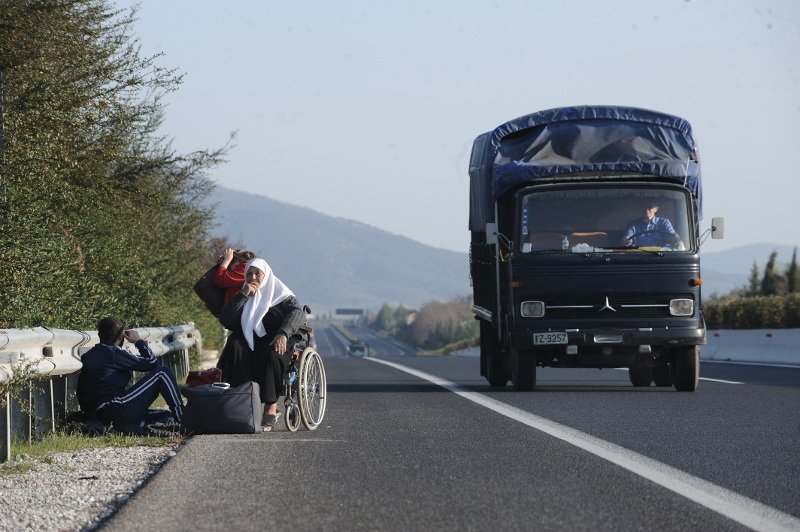 Πρόσφυγες ξεκίνησαν με τα πόδια από τα Τέμπη για την Ειδομένη - Συγκινητικές εικόνες | iefimerida.gr 8