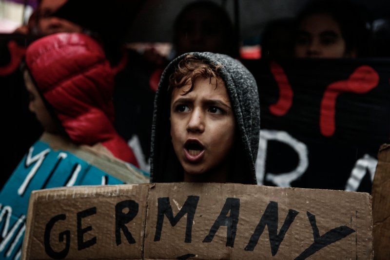 «Mama Merkel, open the doors!» -Πρόσφυγες έκαναν πορεία έξω από τη γερμανική πρεσβεία στην Αθήνα | iefimerida.gr 0