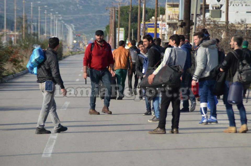 Απέραντο hotspot η Εθνική Oδός Αθηνών-Λαμίας -2.000 πρόσφυγες εγκλωβισμένοι σε πάρκινγκ και μοτέλ [εικόνες&βίντεο]  | iefimerida.gr 3