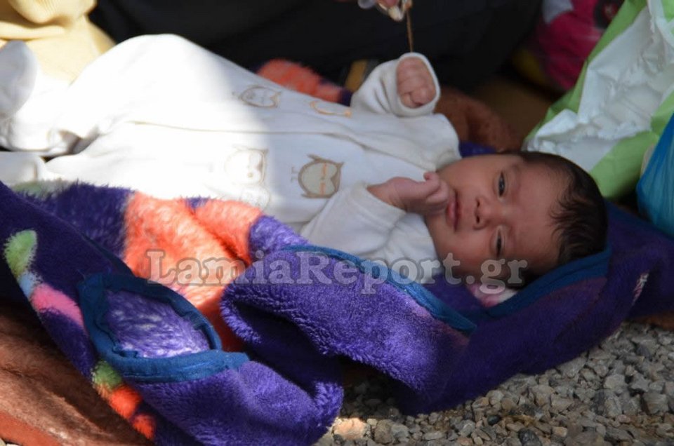 Απέραντο hotspot η Εθνική Oδός Αθηνών-Λαμίας -2.000 πρόσφυγες εγκλωβισμένοι σε πάρκινγκ και μοτέλ [εικόνες&βίντεο]  | iefimerida.gr 6