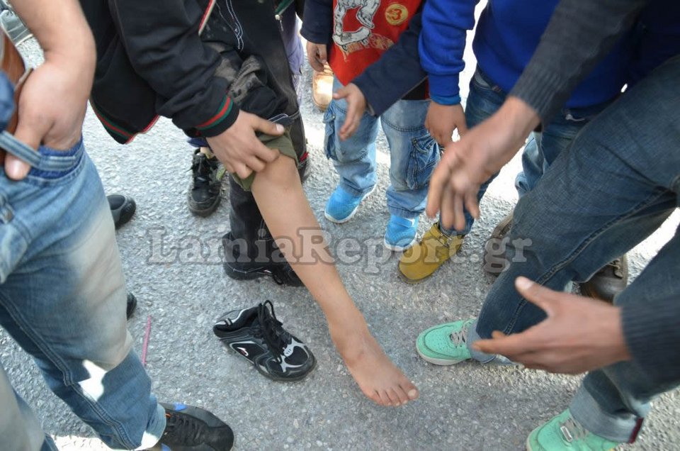 Απέραντο hotspot η Εθνική Oδός Αθηνών-Λαμίας -2.000 πρόσφυγες εγκλωβισμένοι σε πάρκινγκ και μοτέλ [εικόνες&βίντεο]  | iefimerida.gr 4