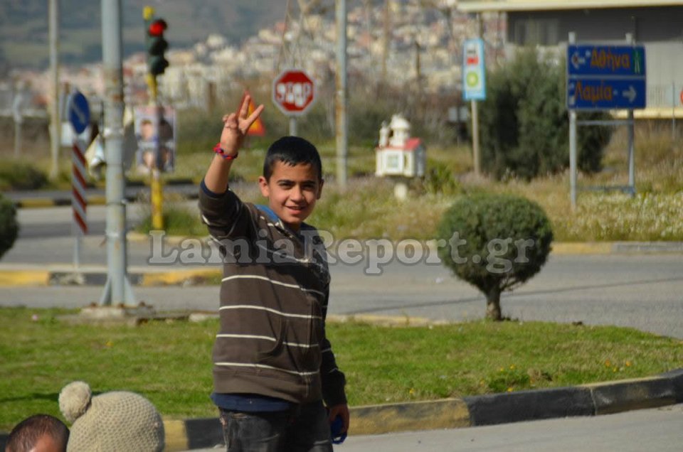 Απέραντο hotspot η Εθνική Oδός Αθηνών-Λαμίας -2.000 πρόσφυγες εγκλωβισμένοι σε πάρκινγκ και μοτέλ [εικόνες&βίντεο]  | iefimerida.gr 7