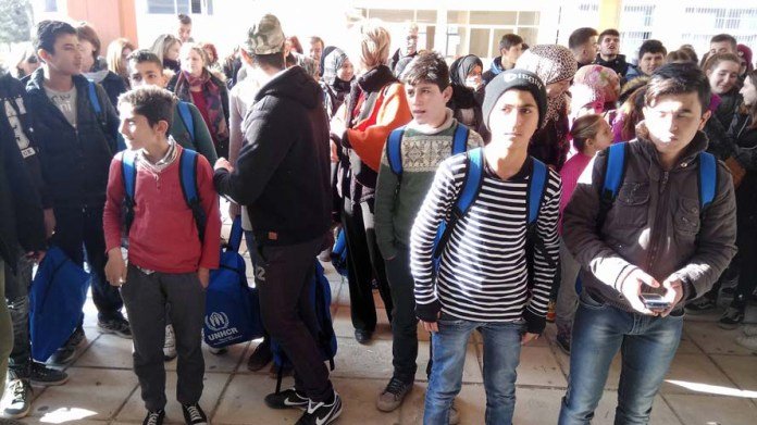 Λάρισα: Με χορούς και τραγούδια υποδέχθηκαν προσφυγόπουλα στο σχολείο [βίντεο] | iefimerida.gr 5