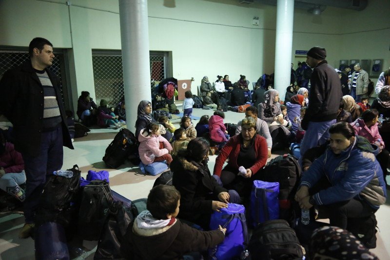 Αλλη μια καραβιά από 1.300 πρόσφυγες έφτασε στον Πειραιά [εικόνες] | iefimerida.gr 6