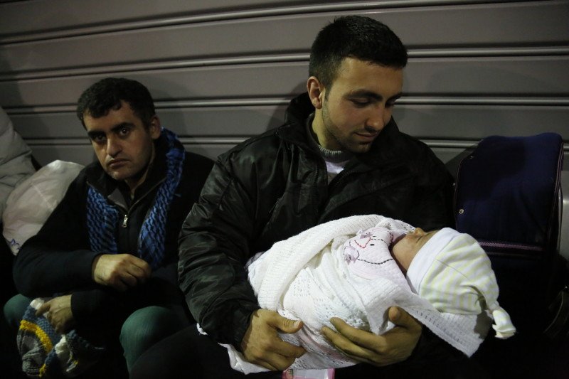 Αλλη μια καραβιά από 1.300 πρόσφυγες έφτασε στον Πειραιά [εικόνες] | iefimerida.gr 3