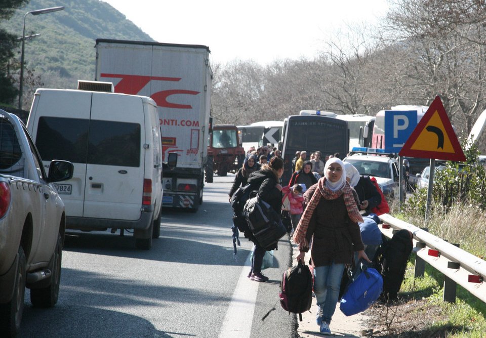 Πρόσφυγες ξεκίνησαν με τα πόδια από τα Τέμπη για την Ειδομένη - Συγκινητικές εικόνες | iefimerida.gr 9